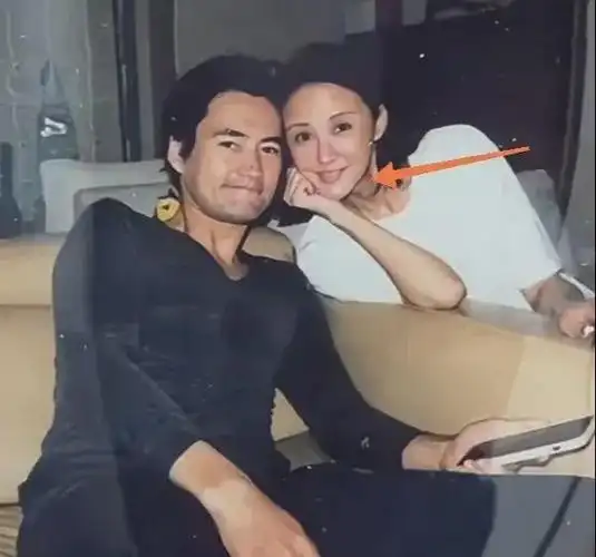 袁弘与老婆恩爱合影张歆艺素颜出镜瘦成锥子脸下巴变尖不敢认