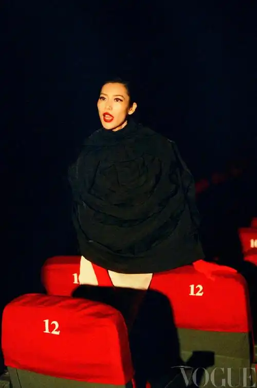 刘雯vogue六月刊封面##刘雯复古电影vogue大片