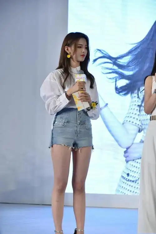 杨超越94斤体重太不真实穿短裤腿肉眼可见的粗不如主持人好看