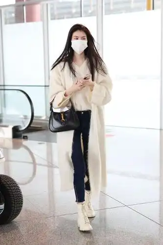 何穗街拍:白色毛衣外套流苏长围巾gucci 1961手袋仙气飘飘