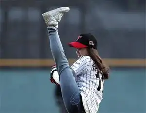 劈腿原为体操术语,指两腿最大限度地分开,现在劈腿一词成为一个人感情