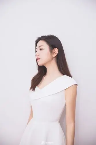 陈妍希斜肩白裙秀迷人锁骨,什么水平 zt