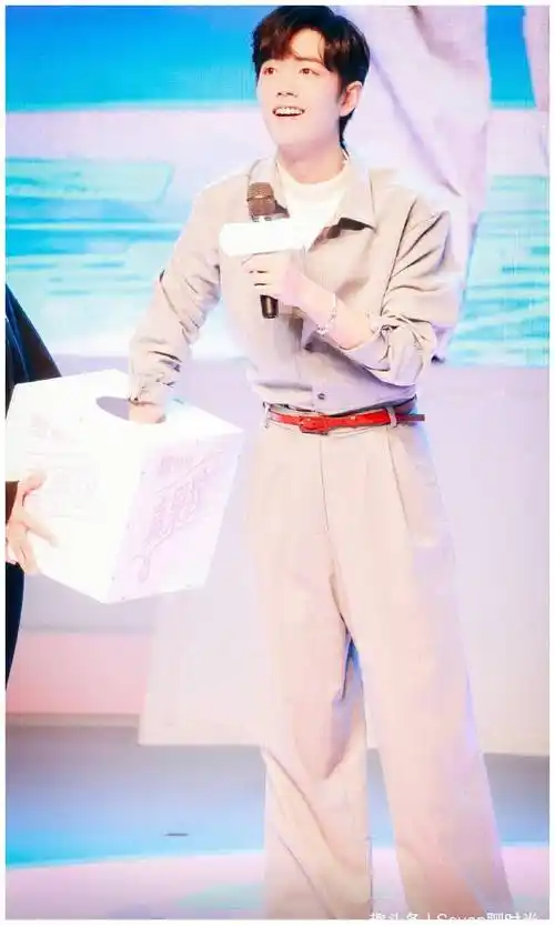 原创肖战身材也太好了吧身穿浅粉色阔腿裤套装大长腿简直逆天