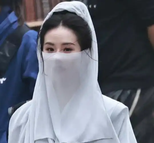 刘诗诗一念关山面纱造型路透白衣气质好绝粉丝期待了