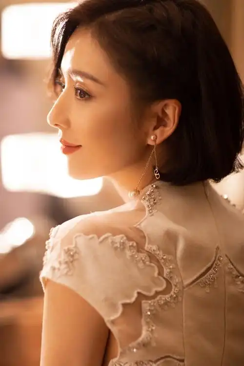 佟丽娅穿刺绣白裙气质清雅 一头微卷短发精致时髦