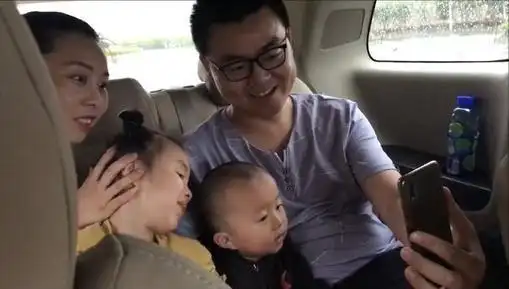 郭威和舅舅同框有些分不清楚舅舅和外甥竟如此相像