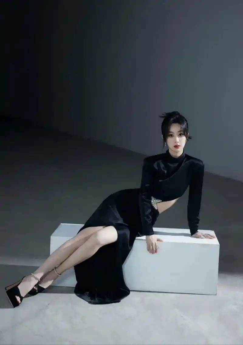 杨紫美照来袭,精致的五官,纤细的身材,非常漂亮.