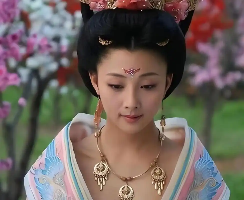 长着"美人痣"的女明星之殷桃  最早接触殷桃是在《武则天秘史》和《杨