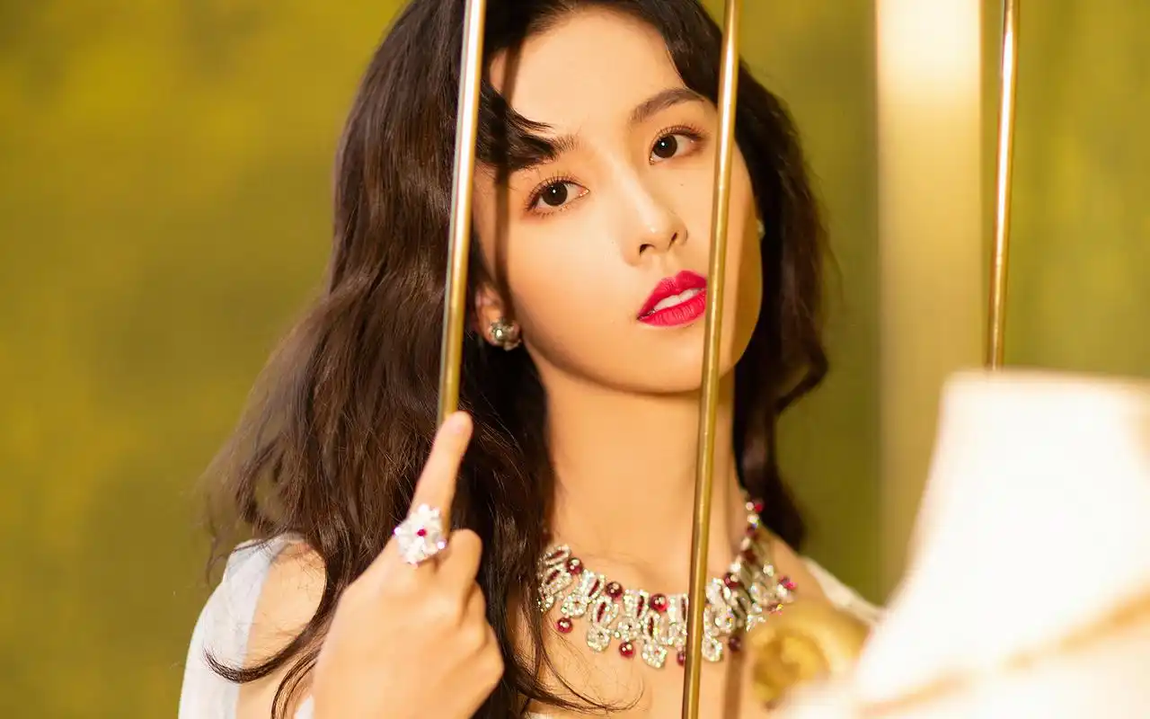 陈都灵白裙优雅性感写真桌面壁纸