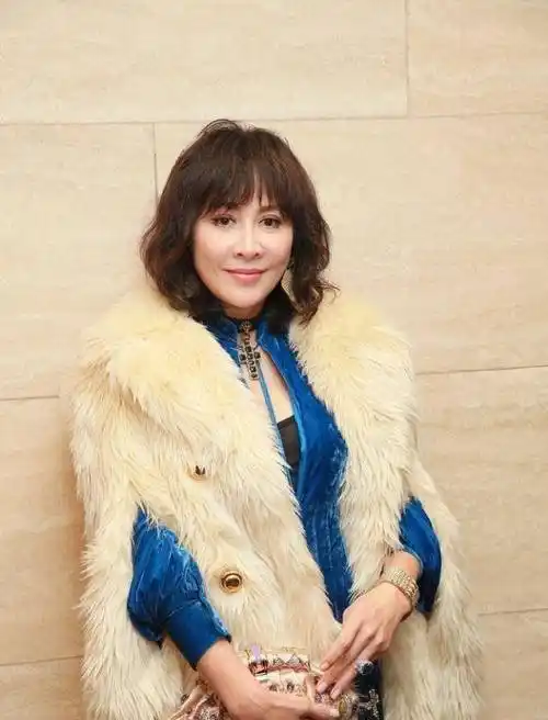 56岁关之琳近照曝光,烈焰红唇显老态,自曝曾因患脑肿瘤害怕癌症_生命