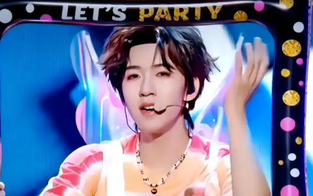 我晕了,我真的超爱贺峻霖3650那个舞台,小蝴蝶好可爱!