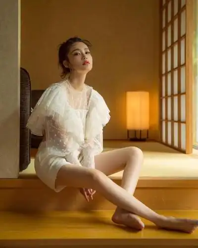 美女明星长腿玉足-李泌