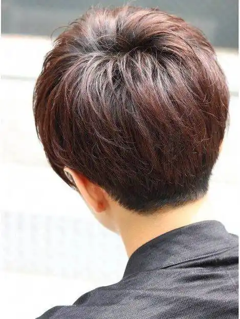 侧边和后脑勺的头发,使得耳朵部分完全暴露出来,展现出一种干练的气质