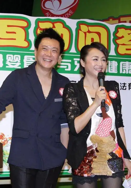 曹颖在老公面前穿得挺抢眼蕾丝上衣配蕾丝裤不够还穿丝袜秀腿