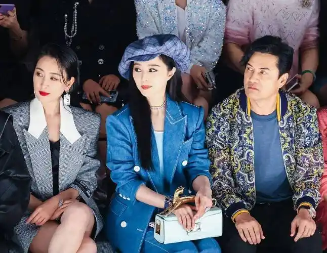 范冰冰亮相上海时装周,戴超大贝雷帽站c位,旁边男士透视装抢镜_西装