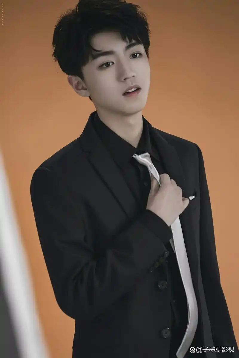 王俊凯休闲生活照,简直太帅了,你愿意嫁给他吗?