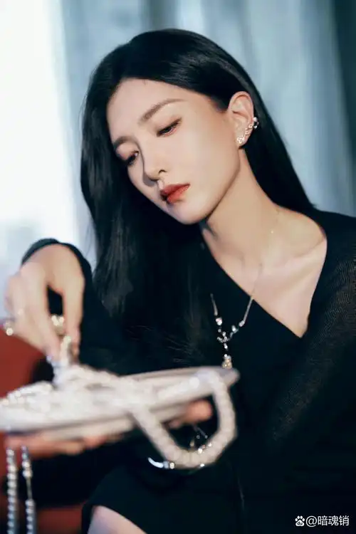 江疏影活动造型图,黑色斜肩透视长裙,真的是尽显身材比例