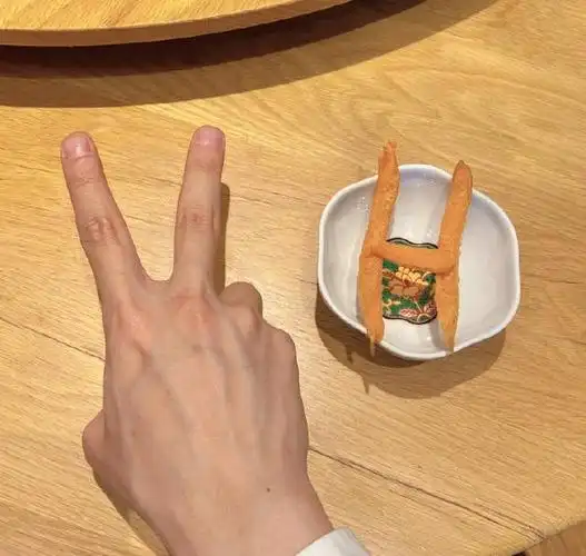 范丞丞花式宣传乐华家族演唱会 美手和美食都用上的小巧思