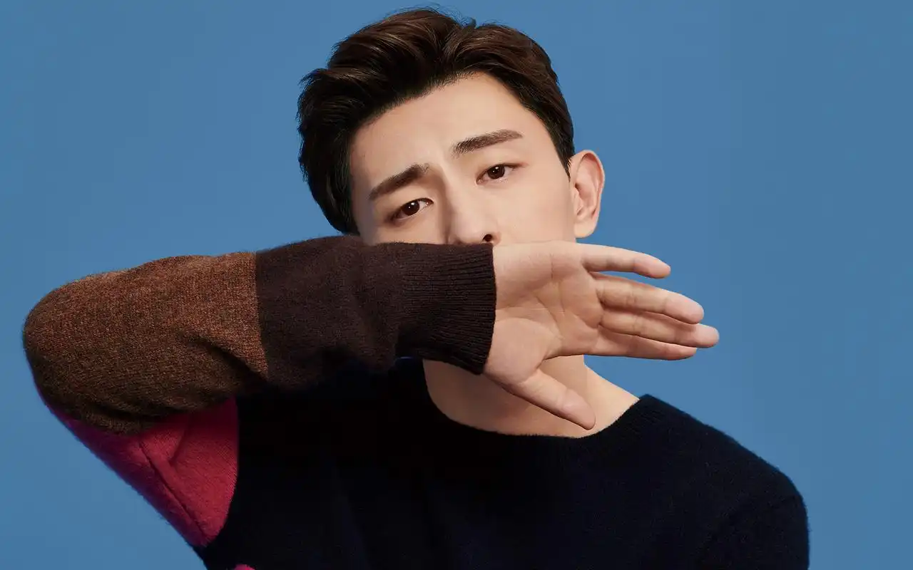 邓伦时尚帅气写真高清桌面壁纸-大陆明星-手机壁纸下载-美桌网