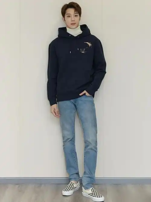 赖冠霖一双拖鞋现身机场引起争议穿搭不输从前果然是正能量偶像