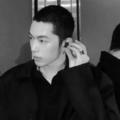 男头黑白真人头像高冷帅气图片