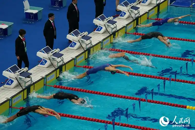 游泳比赛运动员出发入水瞬间