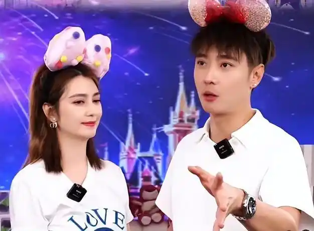 可谁知道没过几天两人又开始若无其事的直播秀恩爱了.