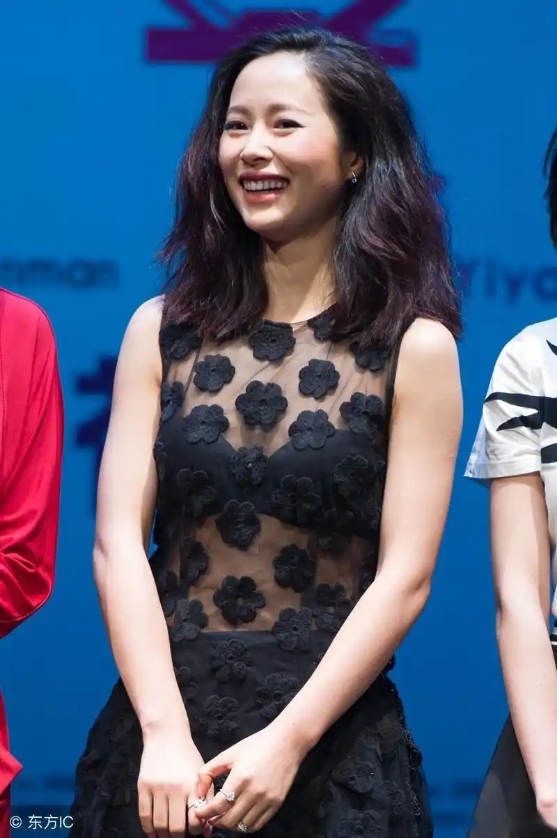 江一燕出席活动穿透视装 身材成熟美艳