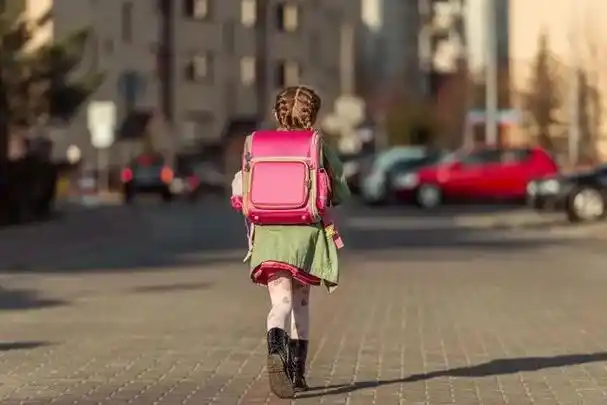 回顾:浙江女孩光脚冲进防疫点,求助志愿者:我是被拐到这儿的