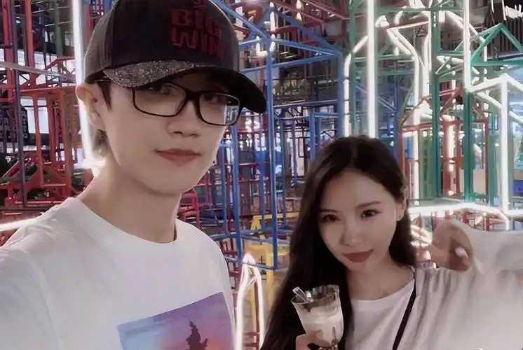 许嵩跟女朋友冯禧手牵手一起逛街,网友:天天上热搜,烦不烦啊