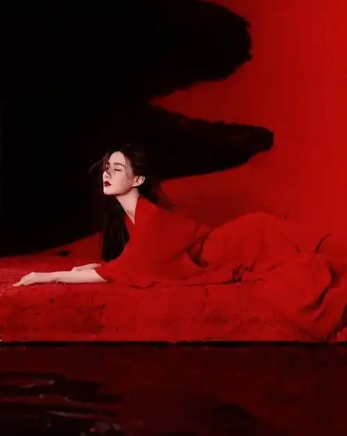 在民间故事中,为什么厉鬼总是穿着红色的衣服?