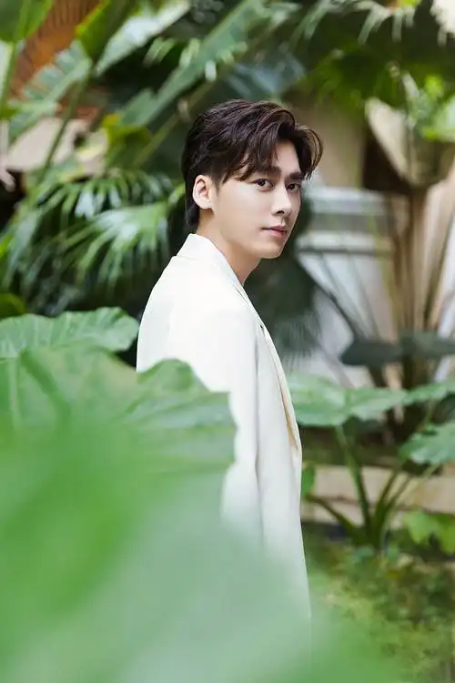 李易峰穿白色西装如优雅贵公子 绿植做背景添清爽帅气_凤凰网娱乐