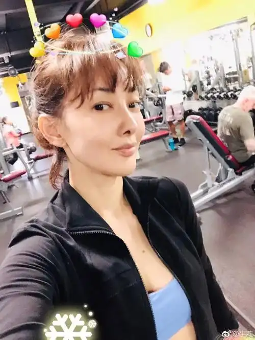 46岁牛莉比基尼照曝光狂秀马甲线果然运动才是女人最好的保养品