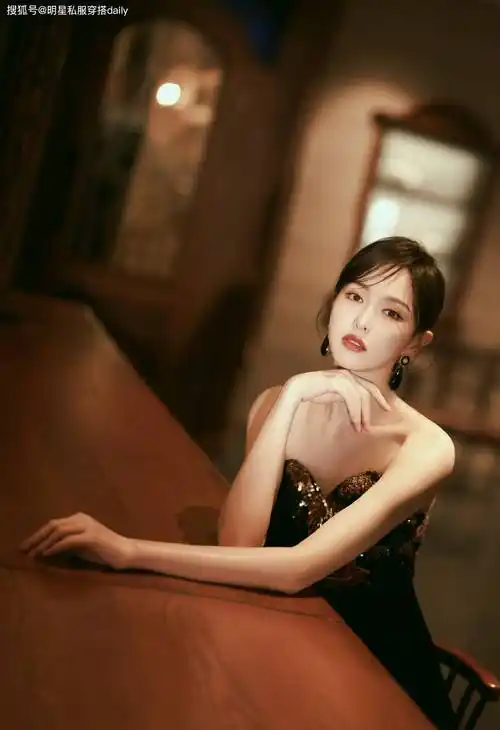 原创唐嫣直播生图惊艳黑丝绒抹胸牡丹刺绣连衣裙古典优雅气质优雅