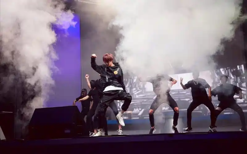 王一博吹灰舞三版本的融合谁能不爱王一博的吹灰舞梦开始的地方