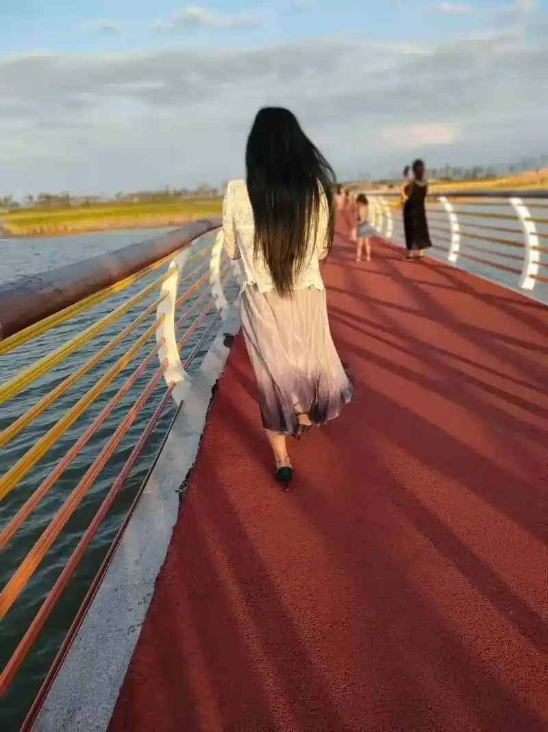 时刻提醒自己,已经40岁了,到了拍背影的年纪,光阴似箭,岁月 - 抖音