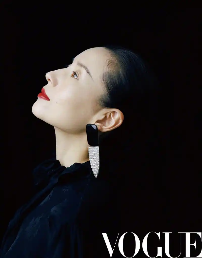 董洁完美侧颜黑发红唇拍大片 内敛沉静岁月静好