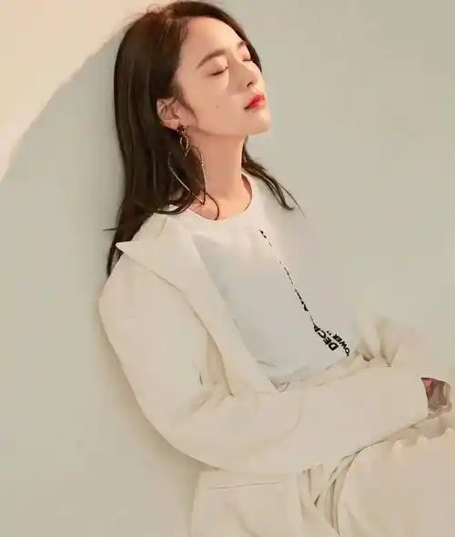 张佳宁身穿白衬衫搭配印花裤拍摄写真,简约轻松又高品质_白色_衣服