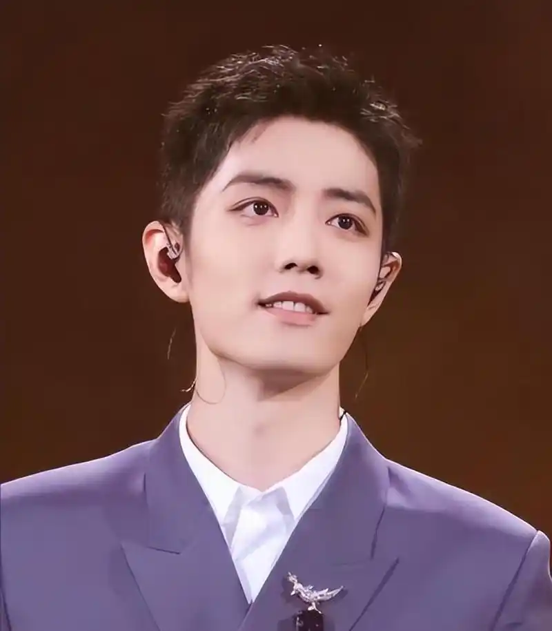 肖战的爱情故事:从大学爱情到绯闻女友,他究竟有没有找到真爱?