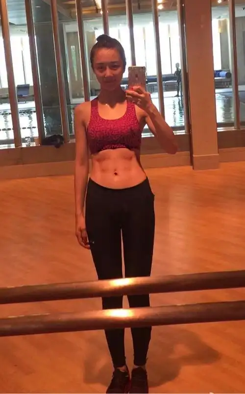 六块腹肌的女人绝对够毅力