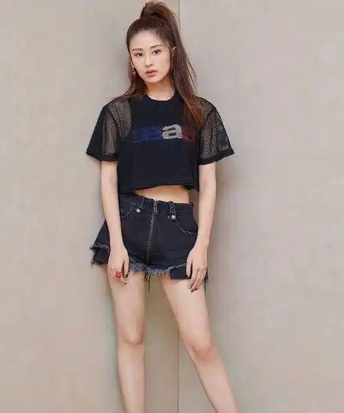 轻松展现出颖儿纤细苗条的身材,颖儿的身高将近有1米7,如今体重大概