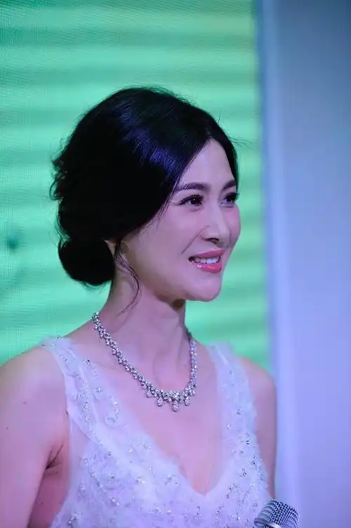 "李云龙妻子"童蕾真有气质,穿白色礼服裙,好像优雅的芭蕾舞者