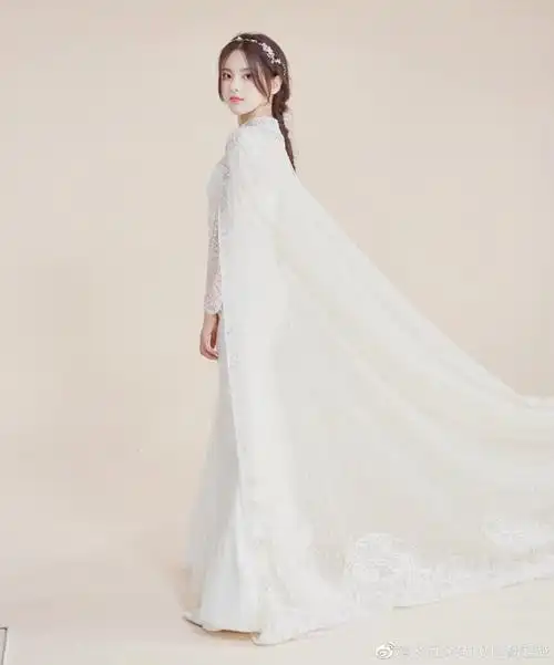 杨超越穿白婚纱尽显s型曲线 宛若冰雪女王