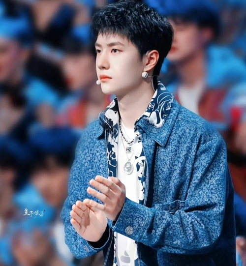 王一博配短发超级清爽青春气息扑面而来