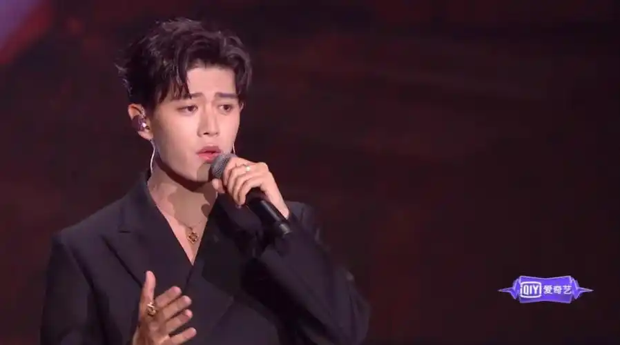 任嘉伦唱心墙##任嘉伦红毯穿的好保暖