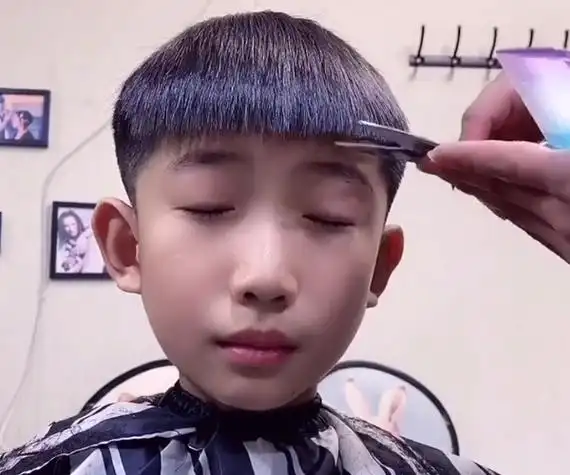 小男孩换了款飞机头发型后,整个人居然变得潇洒起来,女生:成熟了很多