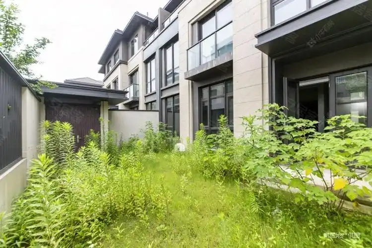 阔气客厅,路劲太湖院子(别墅)二手房,600万,5室3厅,3卫,255平米-常州