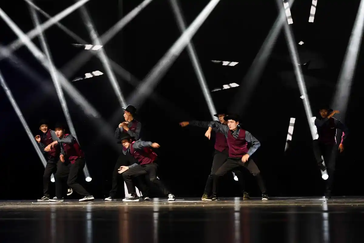 8月23日,中国演员在表演街舞.