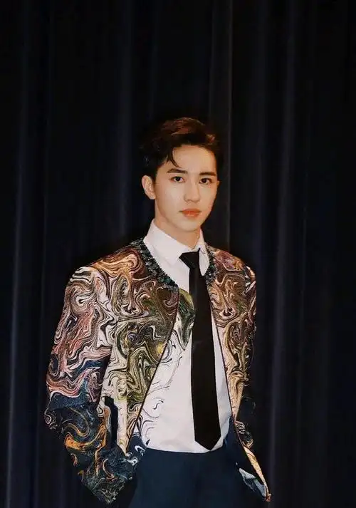 许魏洲身着印花西装搭配纯黑领带,率性利落,绅士风度