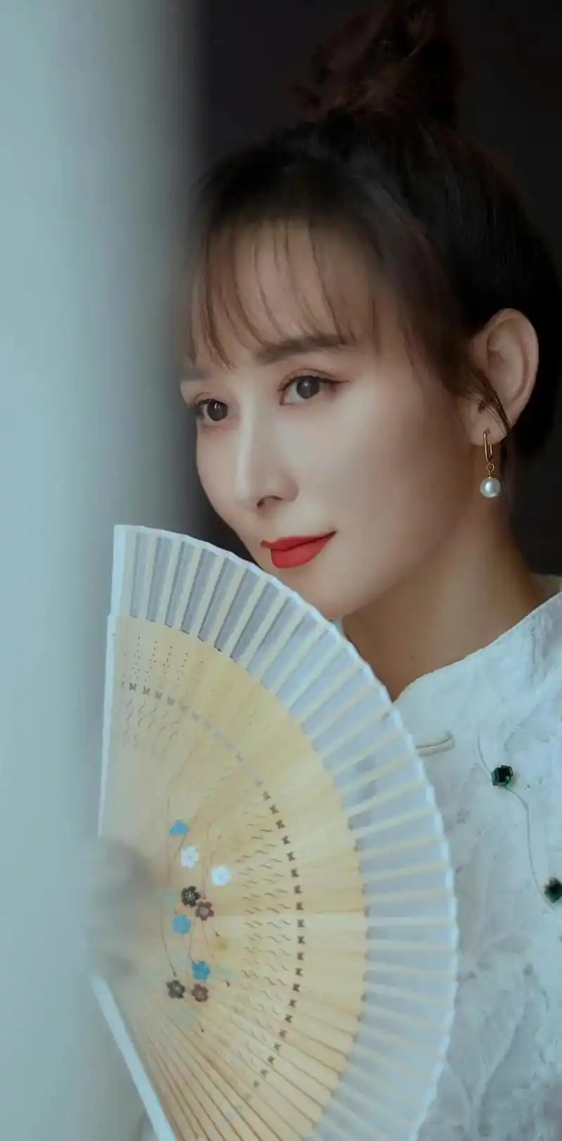 胡静高清淡雅时尚写真,楚楚动人!__财经头条